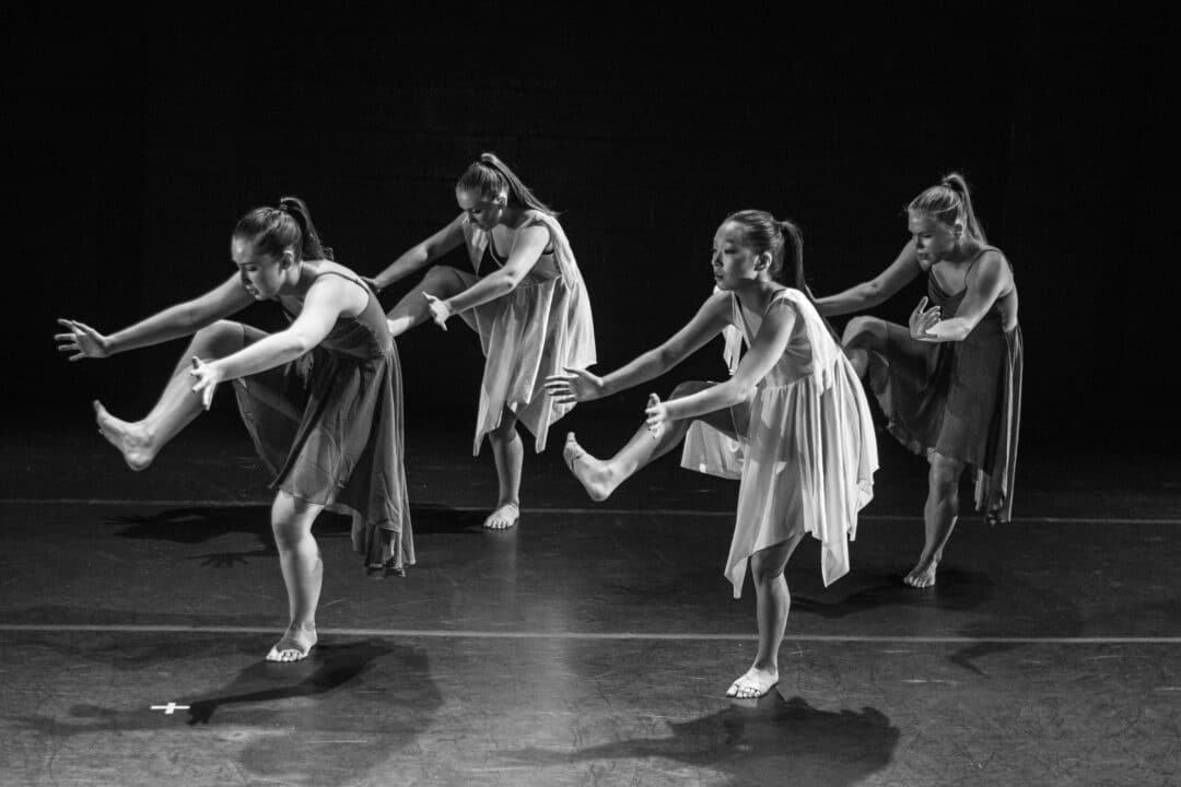 découvrez l'univers enchanteur du ballet, où la grâce et la beauté des mouvements se conjuguent pour raconter des histoires intemporelles. plongez dans cet art sublime qui allie technique, émotion et passion sur scène.